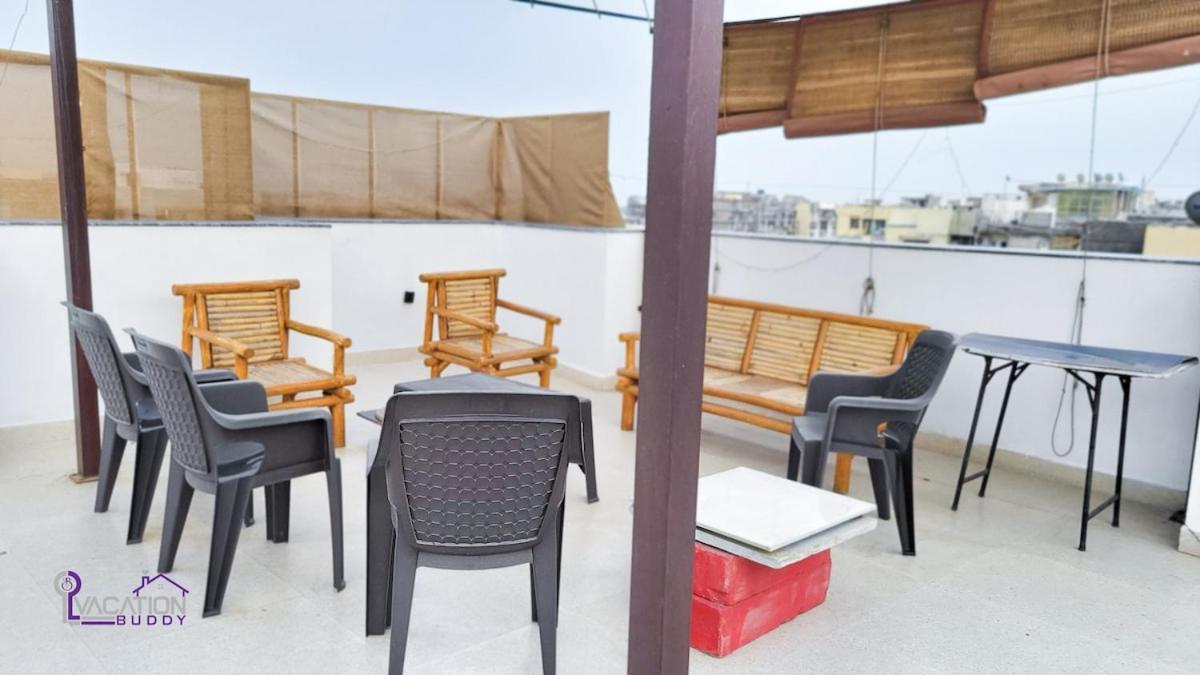 Vacationbuddy Cat's Den 3bhk Penthouse Vasant Kunj Apartment